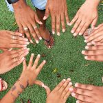 Amigo de Valor e Parceiro do Idoso incentivam clientes e empresas a destinarem parte do Imposto de Renda para fortalecer iniciativas que transformam vidas