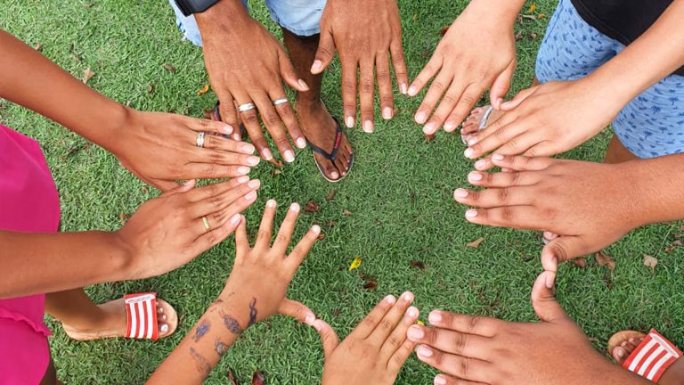 Amigo de Valor e Parceiro do Idoso incentivam clientes e empresas a destinarem parte do Imposto de Renda para fortalecer iniciativas que transformam vidas